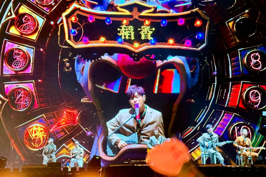 杀疯了！周杰伦深圳演唱会嗨翻天际！星空游戏大屏、荧光棒与无人机齐齐上阵！